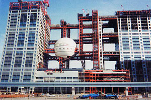 長大重量物を架設---「フジサンケイビル 球体展望室」リフトアップ工事 揚体重量1,200トン