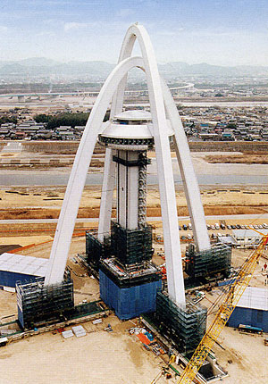 高所作業のない安全施工---「木曽川モニュメントタワー」リフトアップ工事 揚体重量3,200トン