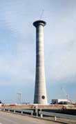 煙突スリップフォーム工法---東京電力広野発電所（高さ200m）スリップフォーム工法 : 頂部コンクリート工事中