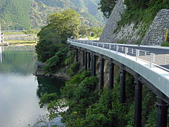 写真：護岸や河川への影響を回避した事例(クリックで拡大)