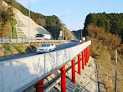 写真：高速道路の側車線での事例(拡大画像はありません)