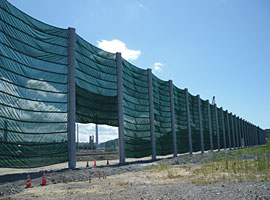 イメージ画像：セーフティポール（防球シェルター・飛球防護工）の土砂置き場外周の防塵フェンスとしての利用